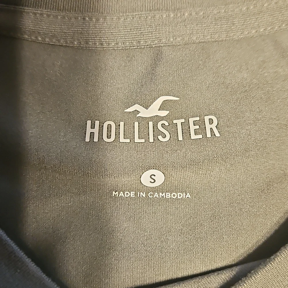 Hollister Women's Sage Green Crop Top - Picture 2 of 3